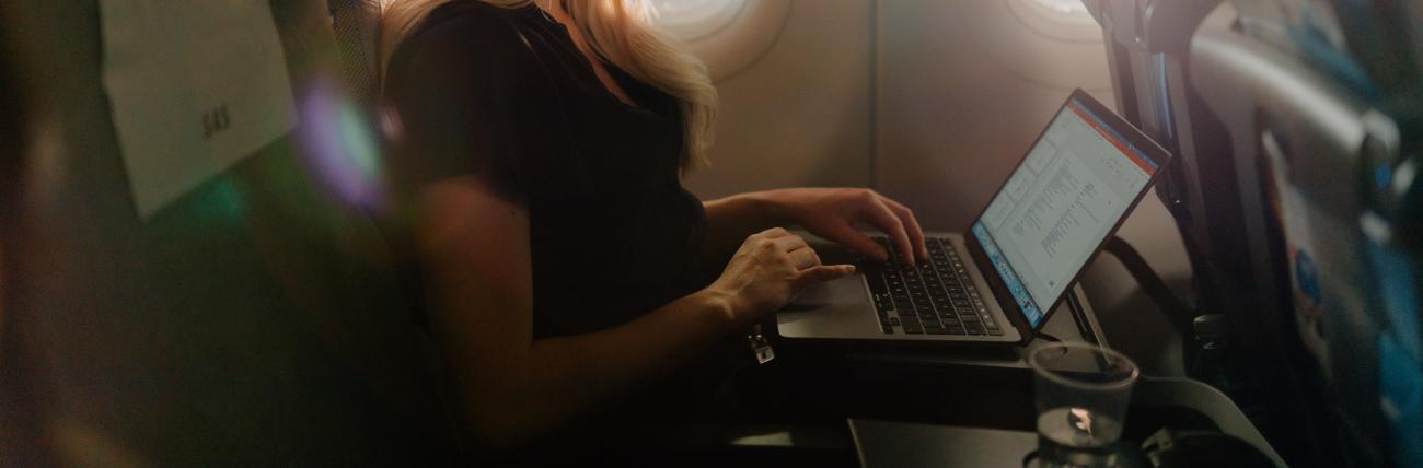 Kvinnlig resenär som använder WiFi omboard
