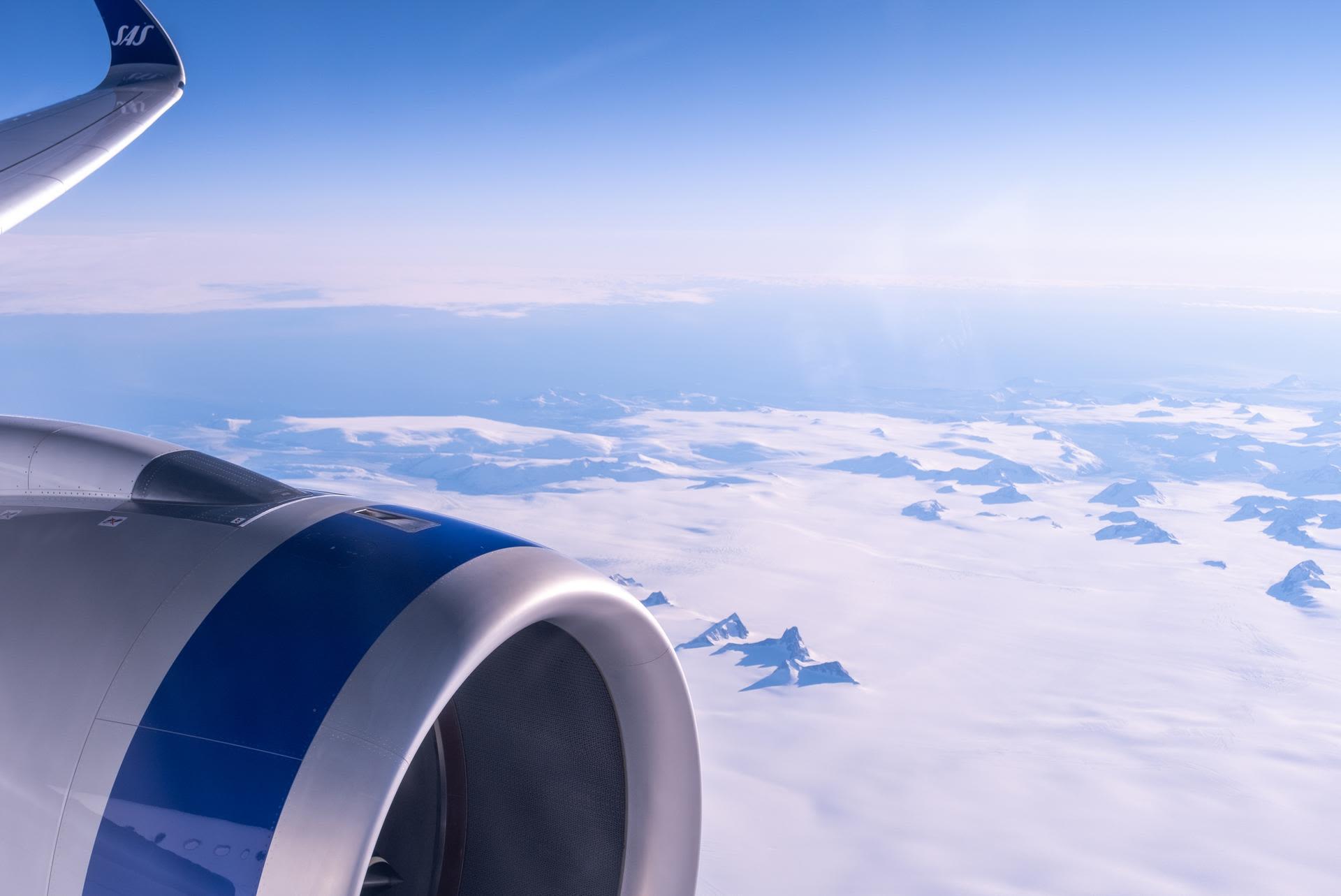 Utsikt från ett flygplan som flyger ovanför molnen