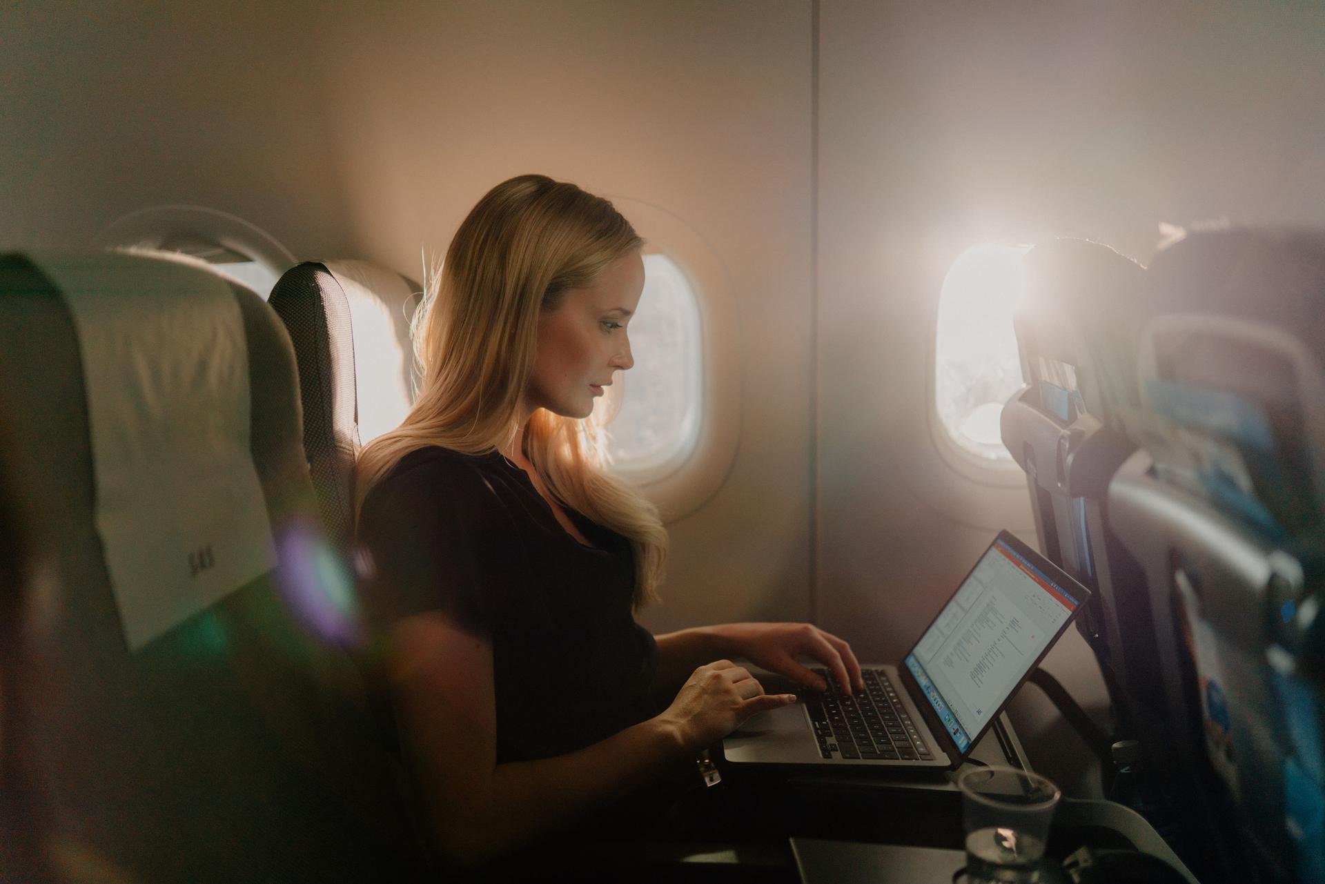 Kvinnlig resenär som använder WiFi ombord